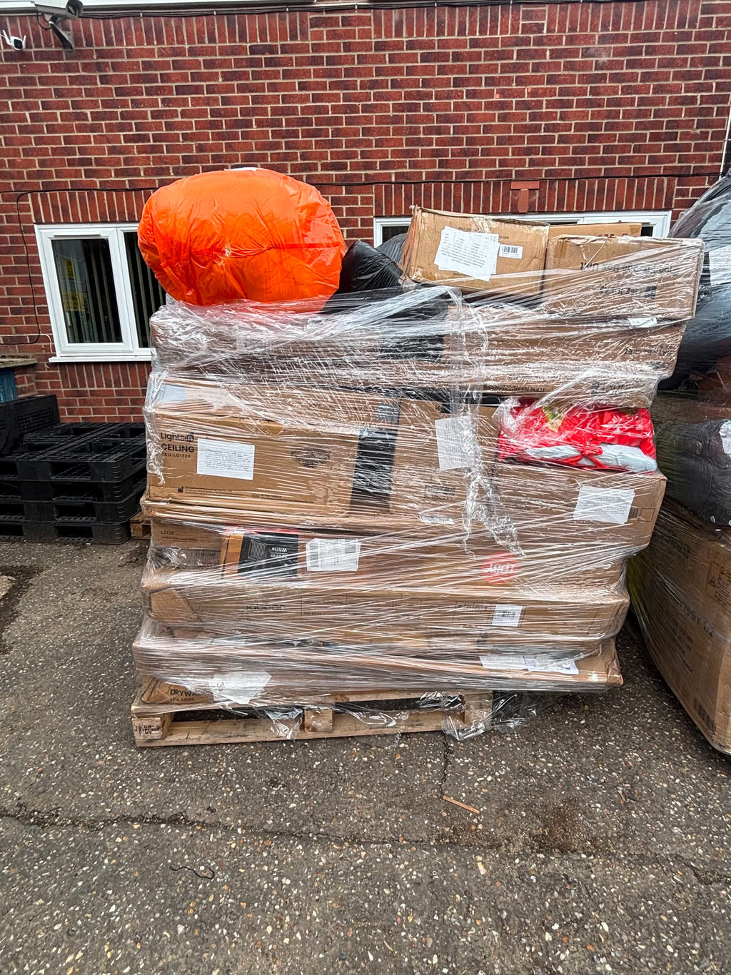 Monster 6.5ft living and home pallets