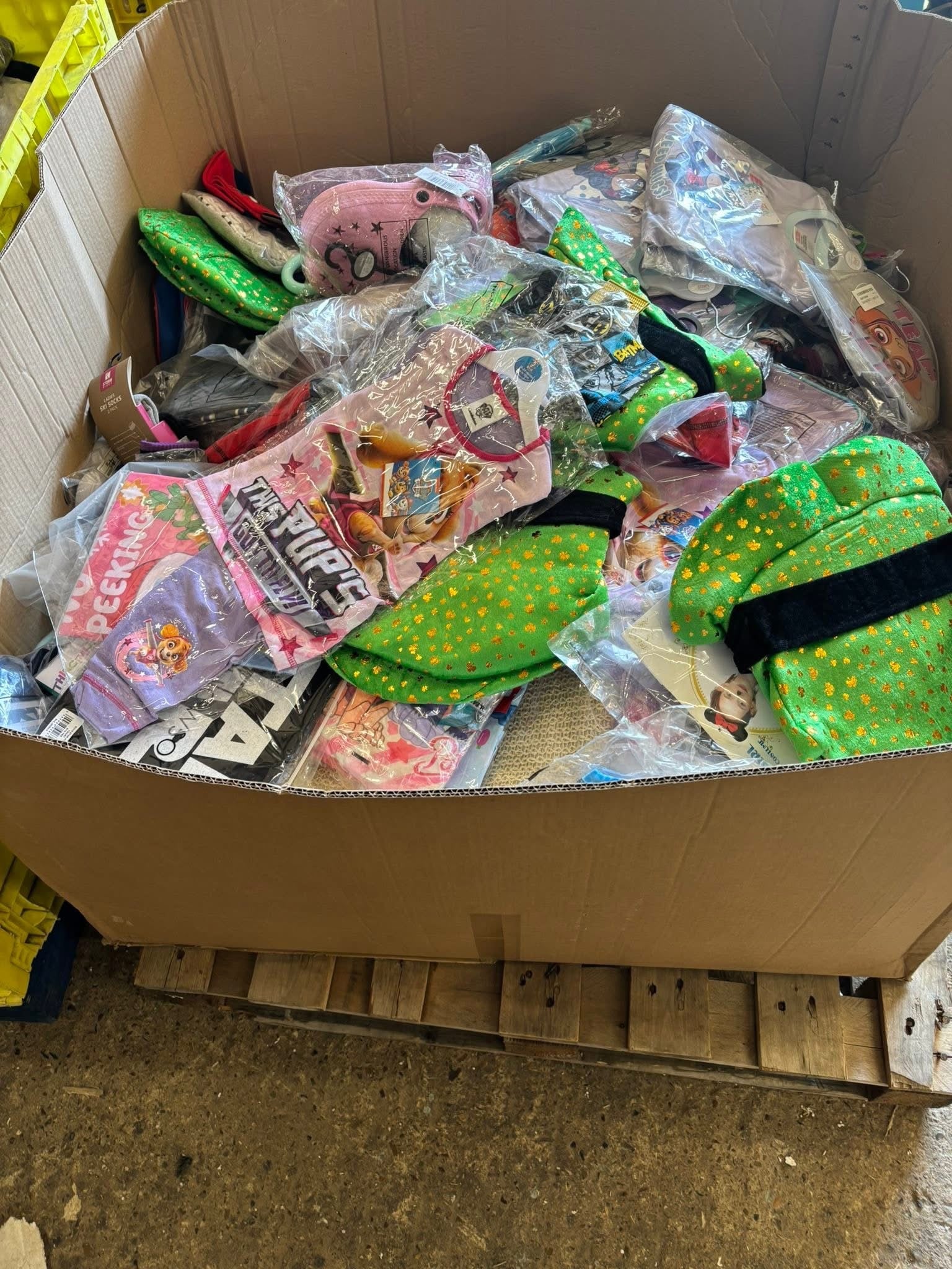 Kids and adult clothing/nightwear/footwear pallets