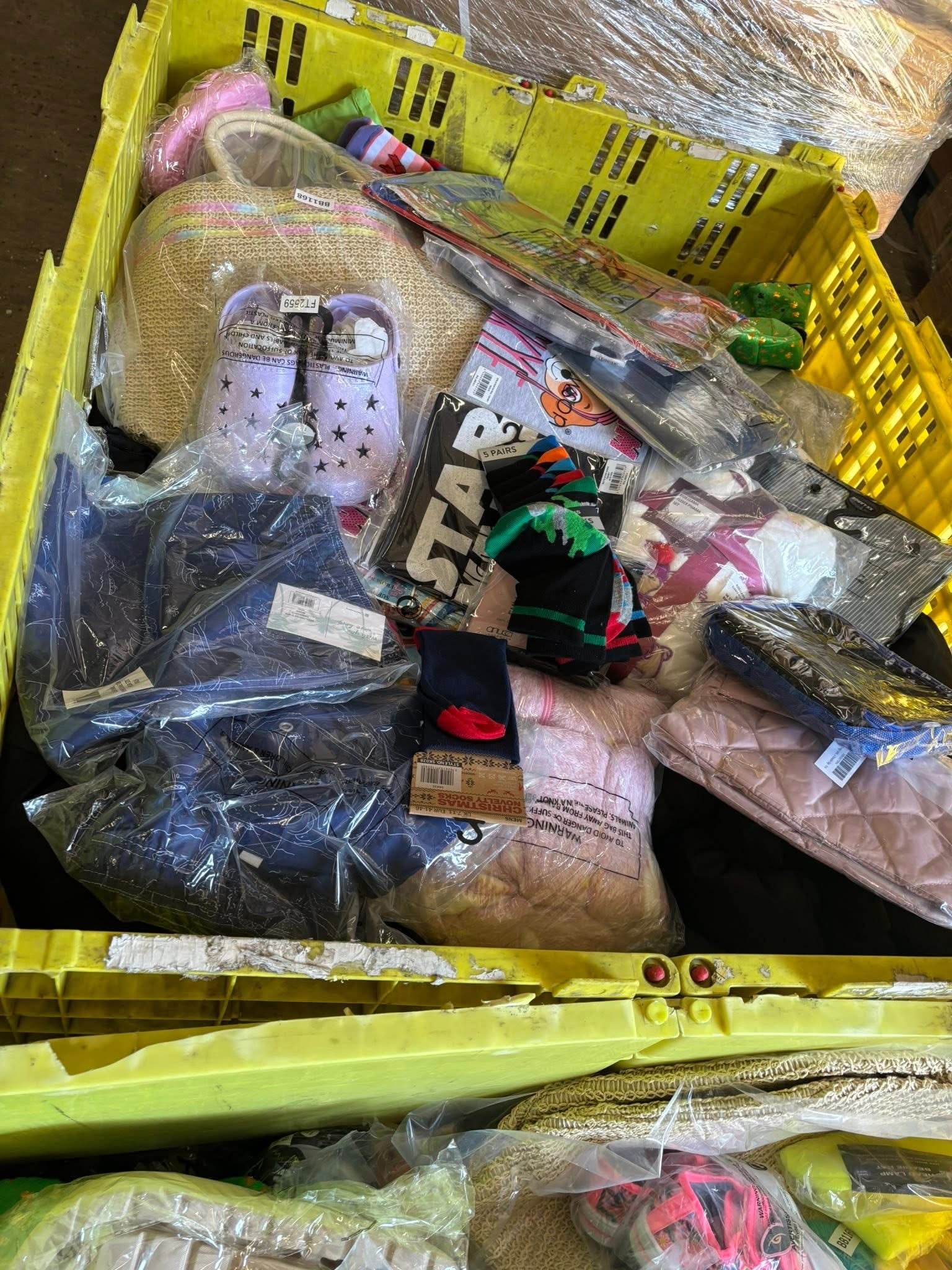 Kids and adult clothing/nightwear/footwear pallets
